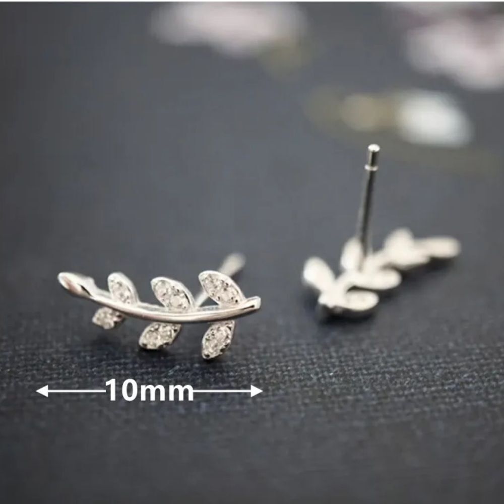 The Mini Leaf dainty stud earrings in cubic zirconia and 925 - Picture 5 of 10